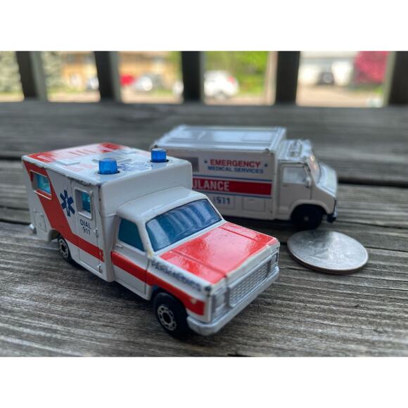 2 vintage toy ambulance Maisoto and Matchbox - Picture 5 of 11